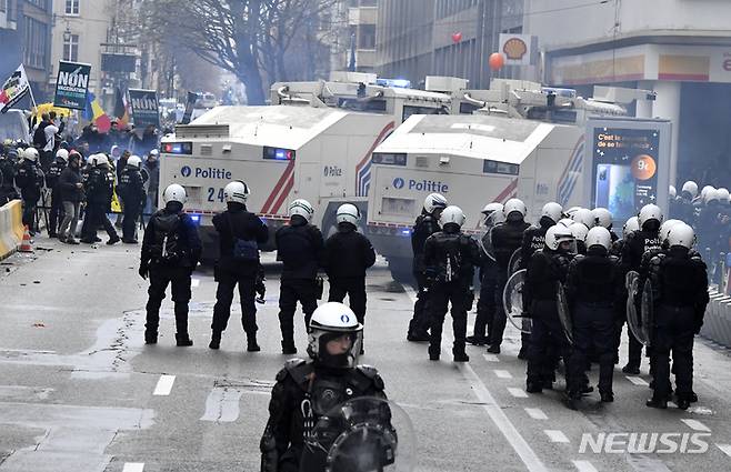 [브뤼셀(벨기에)=AP/뉴시스]벨기에 브뤼셀에서 오미크론 코로나19 변이 바이러스 등장에 따른 정부 규제책에 반대하는 시위대의 시위가 열렸다. 경찰은 이들의 대응이 폭력 사태로 이어졌다고 판단, 물대포와 최루탄을 사용하며 진압에 나섰다. 2021.12.06.photo@newsis.com