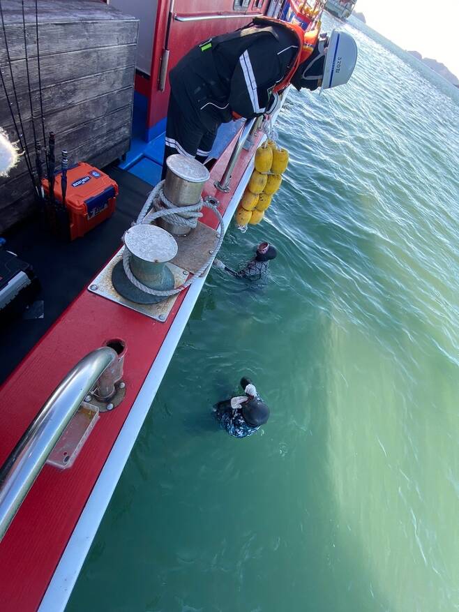 잠수부가 낚시어선 스크루에 걸린 폐어망을 제거하고 있다. 보령해양경찰서 제공 *재판매 및 DB 금지