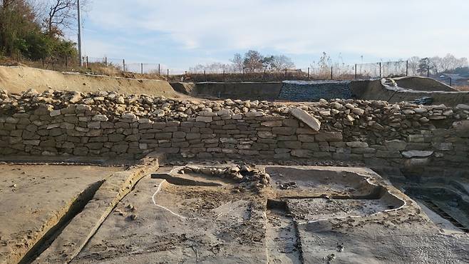 부여나성(북나성) 북쪽 출입구 성벽, 백제 사비도성을 감싸는 외곽 시설물이다. *재판매 및 DB 금지