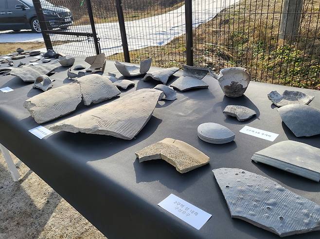 발굴한 토기와 기와편 일부 *재판매 및 DB 금지