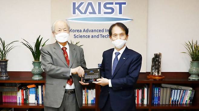 김동명 법무사(왼쪽)와 이광형 총장이 지난 11월 17일 KAIST 총장실에서 열린 발전기금 감사패 전달식에서 기념 촬영을 하고 있다.