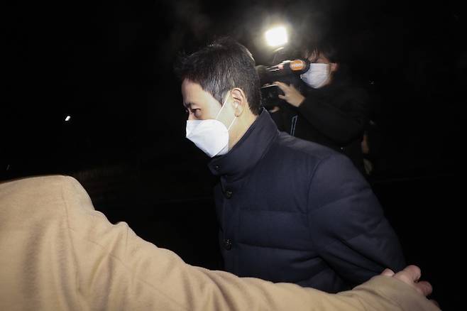 '고발 사주' 의혹의 핵심 피의자인 손준성 대구고검 인권보호관이 2일 저녁 영장이 기각돼 서울구치소에서 나오고 있다. 연합뉴스