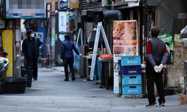 5일 서울 종로구 식당가 일대가 거리두기 강화조치를 하루 앞두고 한산한 모습을 보이고 있다. 연합뉴스