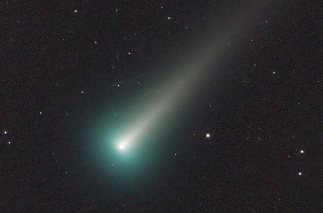 지난 1일 촬영한 레너드 혜성의 모습