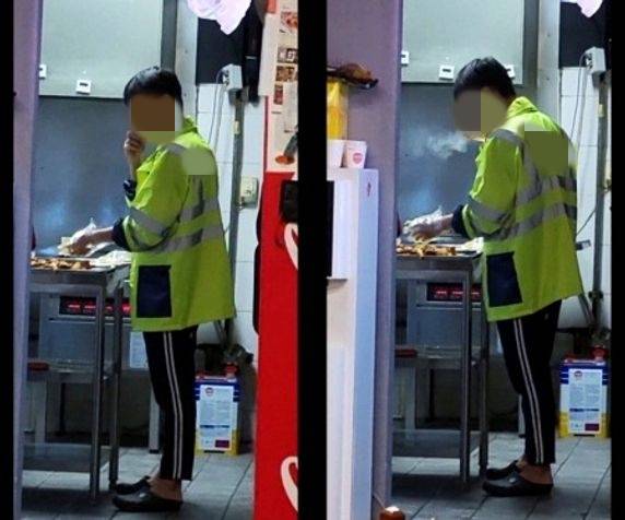 치킨집에서 종업원으로 추측되는 한 남성이 전자담배를 피며 닭 반죽을 하는 장면이 포착됐다. 온라인 커뮤니티 캡처