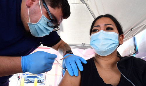 미국 캘리포니아주의 한 주민이 코로나 백신을 맞고 있다. /AFP연합뉴스