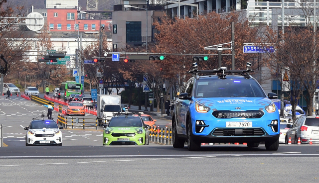 현대자동차그룹이 지난달 29일 서울 마포구에서 실시한 2021 자율주행 챌린지에서 각 대학 팀의 자율주행 자동차들이 도로를 달리고 있다./연합뉴스