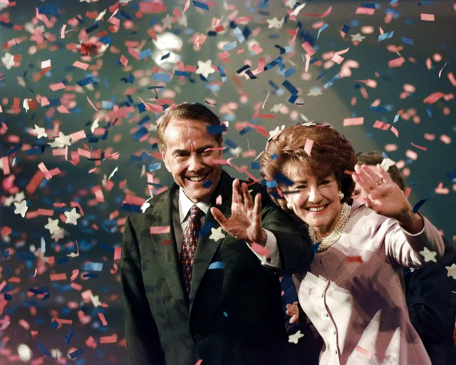 밥 돌 전 상원의원과 그의 부인 엘리자베스가 1996년 8월 15일 샌디에이고에서 열린 공화당 전당대회 연단에서 돌 전 의원의 공화당 대선후보 지명을 수락한 후 손을 흔들고 있다./AP연합뉴스