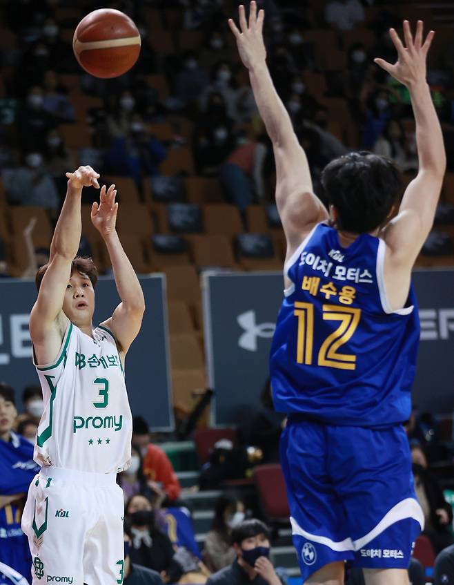 원주 DB 프로미 허웅이 7일 오후 서울 송파구 잠실실내체육관에서 열린 2021~2022 KBL 프로농구 와 서울 삼성 썬더스와의 1쿼터에서 3점슛을 쏘고 있다. (서울=연합뉴스)
