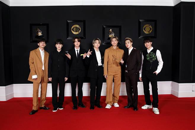 This is a stay.Group BTS opened a personal SNS account on the 6th.In the meantime, BTS has been working on the current status only through official channels such as live broadcasting, official SNS, and fan community platform Wibus, so fans have been interested in opening personal SNS in 8 years.In fact, as soon as the members created their personal SNS accounts, the number of It Follows by members exceeded 16 million in half a day.But there was an unexpected noise in the wrong place.V was caught in the eyes of fans watching who the members were It Follows and who watched the members It Follows.The news spread online, and V hurriedly unfollowed Jenny Kims SNS account.Also, Wiebus also posted an article Is there any way to get rid of SNS recommendations? It is a scary application and suggested that it was a simple mistake.But already some fans have flocked to Jennie Kims social media, pouring out a vicious attack close to terrorism.Leave V alone, What is your relationship with V, What is your opinion of V?It is V that made a mistake, but the ironic phenomenon that Jenny Kim, who was still standing, bursts.Also, A, the daughter of the chaebol chairman who was involved in the V and the enthusiasm, was recalled.When the rumor of his relationship with Mr. A was raised in October, his agency Hive said, The group family and V are only acquaintances. V also said, I am sorry.Im going to shoot them in the back of their necks today. Watch your back. However, as it is known that Mr. A has been doing it Follows the SNS accounts of V and other members, some fans are not able to hide the unpleasantness again.Stars SNS is a precious space where stars can freely go to their daily lives and communicate with their fans.But if there is too much attention to the trivial problems of who is It Follows and Unfollows, and there is a bad war there, can the stars use SNS with confidence?Concept fans hope that the personal SNS of BTS members, which will be a valuable gift to Amy around the world, will not be stained by any further aftermath.