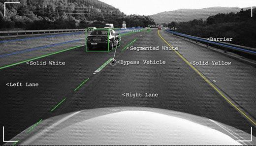 모빌아이 카메라가 실시간으로 전방 차량, 차선 등 주변 환경 이미지를 분석하고 있는 모습.