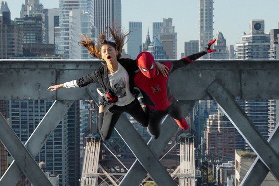 영화 '스파이더맨: 노 웨이 홈'이 15일 한국에서 전세계 최초 개봉한다. 사진은 톰 홀랜드가 연기한 스파이더맨(오른쪽)과 여자친구 MJ 역의 젠데이아.[사진 소니 픽쳐스]