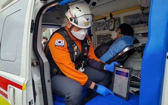 대전소방본부 소속 119구급대원이 '실시간 병원정보 공유시스템'을 통해 환자를 이송할 병원을 확인하고 있다. [사진 대전소방본부]