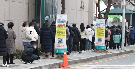 대전 지역에서 사흘 연속 100명대 코로나19 확진자가 발생한 가운데 6일 오전 대전시 서구보건소에 마련된 선별진료소에서 시민들이 검사를 받기 위해 차례를 기다리고 있다. 뉴스1