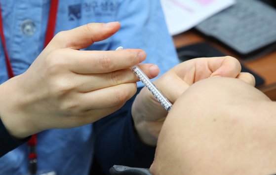 4일 오전 서울 은평구의 한 병원 에서 화이자 백신으로 3차 추가접종을 하고 있다. 연합뉴스