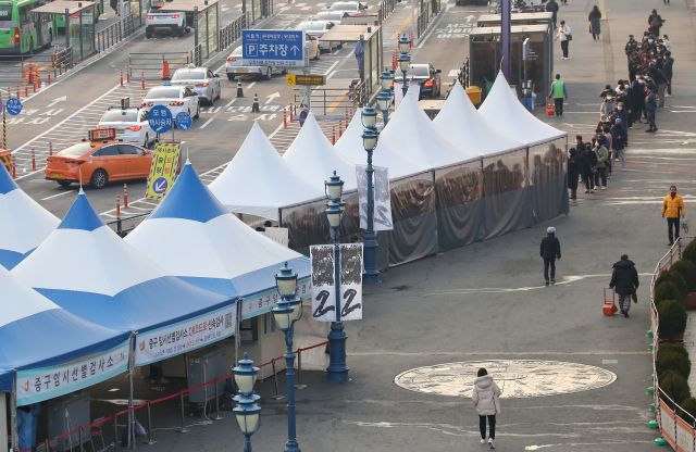 7일 오전 서울역 광장에 마련된 코로나19 임시선별검사소를 찾은 시민들이 검사를 위해 대기하고 있다. 연합뉴스