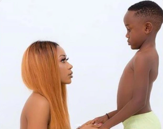 가나 여배우 아쿠아펨 폴루가 자신의 7살 아들과 함께 누드 사진을 찍은 뒤 SNS에 올려 징역형을 선고받았다 / 사진 = The Sun 홈페이지 캡처