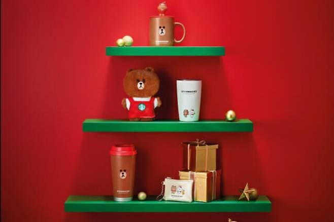 스타벅스가 라인프렌즈와의 콜라보레이션으로 만든 '스타벅스 X 라인프렌즈 홀리데이 컬렉션'을 오늘 출시했다. /사진=스타벅스