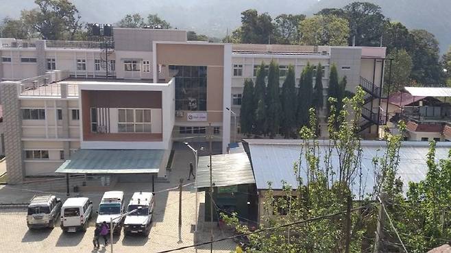 2015년 대지진으로 붕괴된 네팔의 보건의료 체계 재건을 위해 한국 정부가 지원한 병원이 정식으로 문을 연다. 코이카가 7일 네팔 정부에 인계한 네팔 누와꼿군 군립병원 전경. /사진=코이카