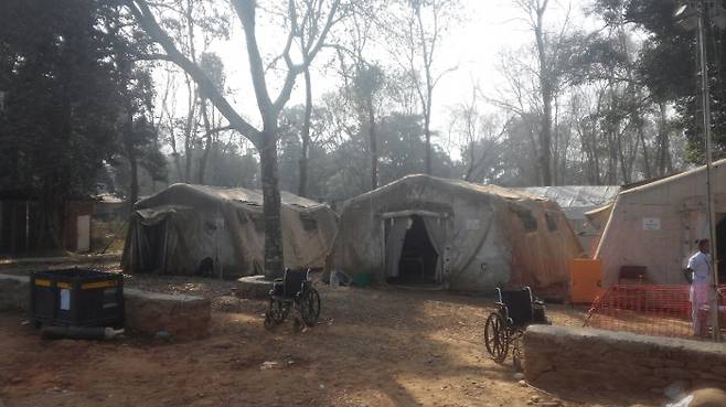 2015년 네팔 대지진 이후 의료 인력들이 간이 텐트를 치고 환자를 받았다. /사진=코이카