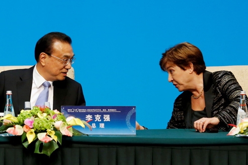 크리스탈리나 게오르기에바 국제통화기금(IMF) 총재는 이날 중국 경제 성장 동력이 둔화되고 있다고 평가했다. 사진은 2019년 중국 리커창 총리(왼쪽)와 게오르기에바 IMF 총재가 대화를 나누는 모습. /사진=로이터