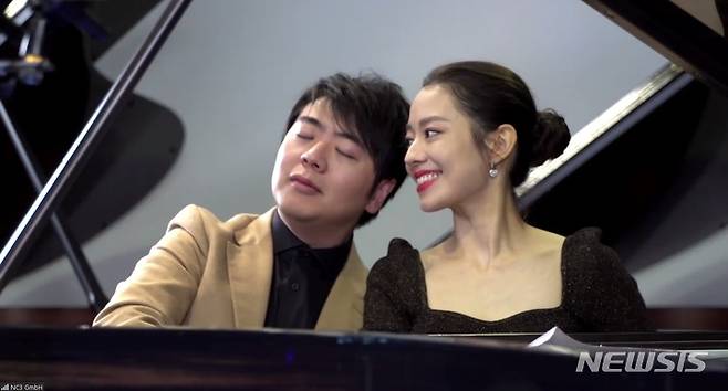 [서울=뉴시스]피아니스트 지나 앨리스와 남편인 피아니스트 랑랑. (사진=유니버설뮤직 제공) 2021.12.07. photo@newsis.com