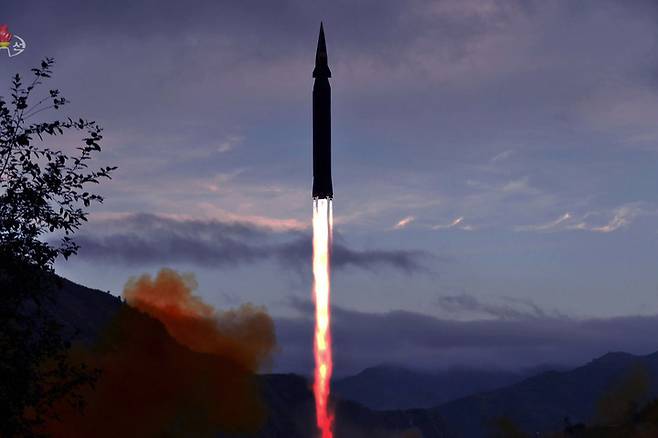 [서울=뉴시스] 북한 조선중앙TV는 신형 극초음속 미사일 '화성-8형' 발사시험을 했다고 29일 보도했다. (사진 = 조선중앙TV 캡처) 2021.09.29. photo@newsis.com *재판매 및 DB 금지