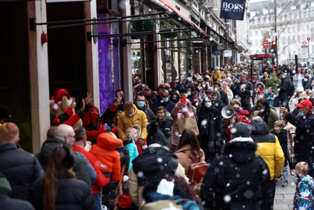 5일(현지시간) 크리스마스 시즌을 맞은 영국 런던 리젠트 거리에 있는 햄리스 장난감 가게 앞이 오미크론 변이 확산 위험에도 쇼핑객으로 북적이고 있다./로이터 연합뉴스
