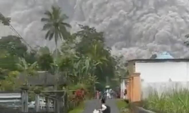스메루 화산의 분화로 주민들이 대피하고 있는 모습.(사진=BNPB/트위터)