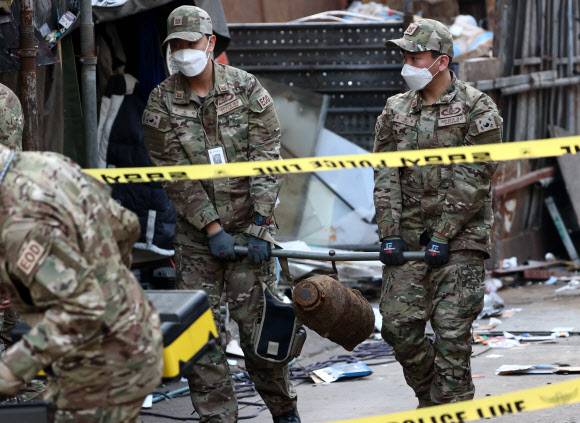 마포구 고물상 폭발물 의심물체 옮기는 군인 - 7일 오후 서울 마포구 신수동의 한 고물상에 폭발물로 의심되는 철제 물품이 발견됐다는 신고가 들어와 군 폭발물 처리반(EOD)이 출동, 폭발 의심 물체를 옮기고 있다. 2021.12.7 연합뉴스