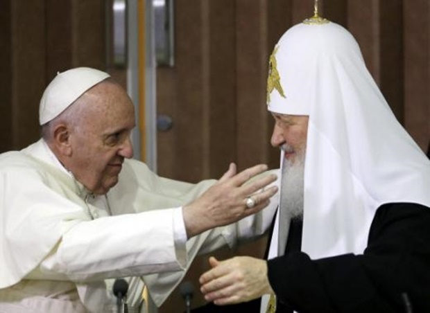 한편 로마 가톨릭 신자를 이끄는 프란치스코 교황은 종교 간 화합을 위해 조만간 키릴 총대주교를 만날 의향이 있다고 밝혔다.