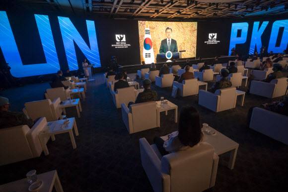 문 대통령 축사 듣는 참석자들 - 7일 오후 서울 그랜드하얏트서울 호텔에서 열린 2021 서울 유엔 평화유지 장관회의 개회식에서 문재인 대통령의 축사가 영상으로 나오고 있다. 2021.12.7 연합뉴스