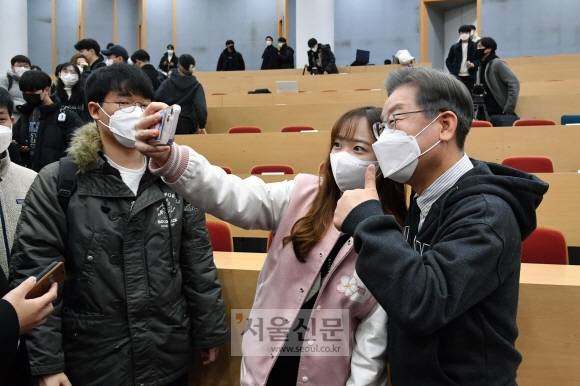 청년들과 사진 찍는 이재명 - 이재명(오른쪽) 더불어민주당 대선후보가 7일 서울대 금융경제세미나에 초청돼 후드티 차림으로 ‘청년 살롱 이재명의 경제 이야기’라는 강연을 한 뒤 학생들과 셀카를 찍고 있다. 정연호 기자 tpgod@seoul.co.kr
