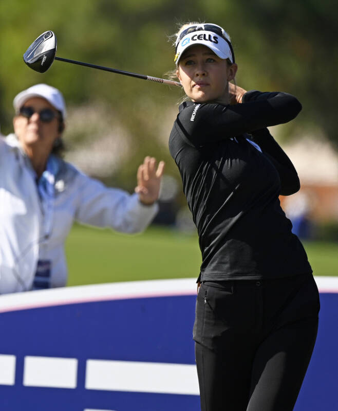 여자골프 세계 1위 넬리 코르다가 지난달 LPGA 투어 펠리칸 위민스 챔피언십에서 드라이버샷을 날리고 있다. 넬리 코르다는 이 대회에서 우승하며 시즌 4승을 거둬들였다. ㅣAP연합뉴스