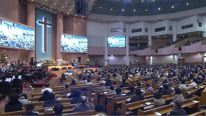 12월 8일 오전 서울 영등포구 여의도동의 A 교회에서 수요예배를 진행하고 있다. (사진=A 교회 유튜브 캡처)