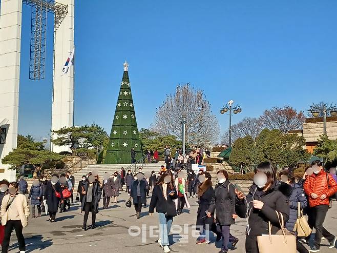 12월 8일 오전 수요예배를 마친 신도들이 서울 영등포구 여의도동의 한 교회를 빠져 나오고 있다. (사진=김대연 기자)