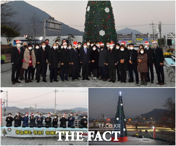 전북 순창군기독교연합회가 지난 7일 다가오는 성탄절을 맞아 순창고등학교 사거리 앞 독대마당에서 성탄 트리에 불을 밝혔다. /순창군 제공