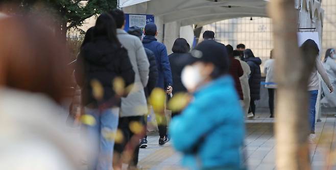 2021년 12월 7일 오전 서울 서초보건소에 마련된 선별진료소를 찾은 시민들이 검사를 위해 대기하고 있다. /연합뉴스