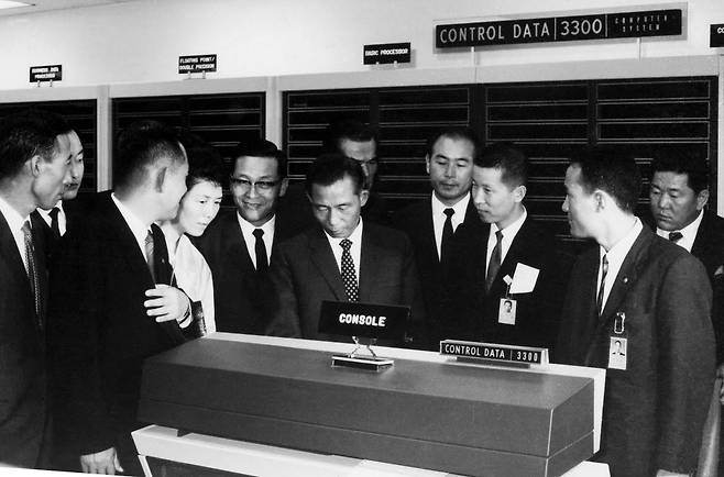 1969년 10월 23일 서울 성북구 한국과학기술연구소에서 박정희 대통령과 육영수 여사가 전자계산실의 한국 최대 컴퓨터(CDC 3300)를 살펴보고 있다. <한국과학기술연구원 제공>