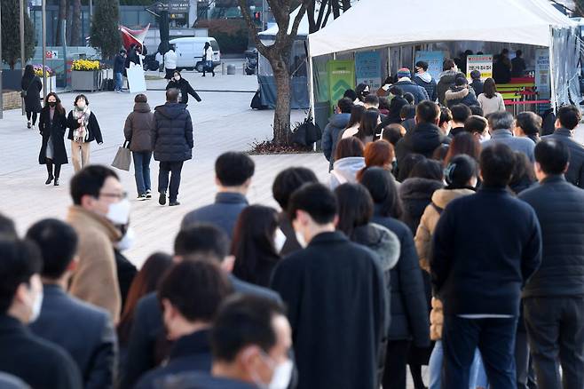 8일 서울 중구 시청앞 임시 선별진료소에 시민들이 검사를 받기 위해 줄을 서 있다.