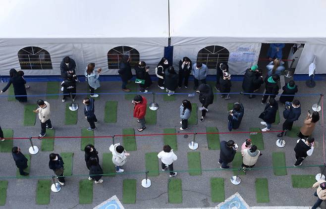 8일 서울 강남구보건소 선별진료소에 시민들이 검사를 받기 위해 줄을 서 있다.