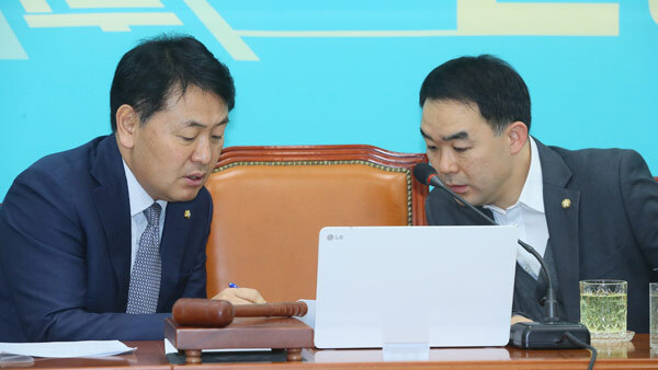 2019년 바른미래당 소속이던 김관영(왼쪽) 전 의원과 채이배 전 의원 [자료사진: 연합뉴스 제공]