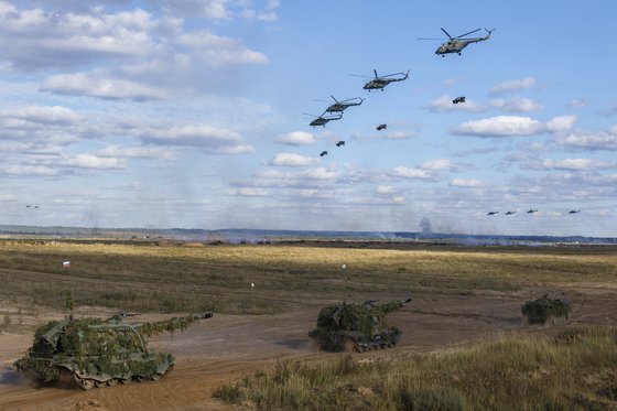 러시아군과 발라루스군이 지난 9월 11일 러시아의 니즈니 노브고로드 지역에서 양국 연합군사훈련인 자파드 2021을 진행하는 도중 하늘에는 헬기 편대가 날고, 지상에는 자주포가 이동하고 있다. AP=연합뉴스
