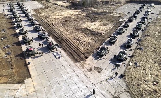 러시아군 차량이 지난 4월 크린반도에서 군사훈련에 참가하고 있다. 러시아는 2014년 우크라이나로부터 크림반도를 병합했으며 이 때문에 서유럽의 경제제재를 받고 있다. AP=연합뉴스
