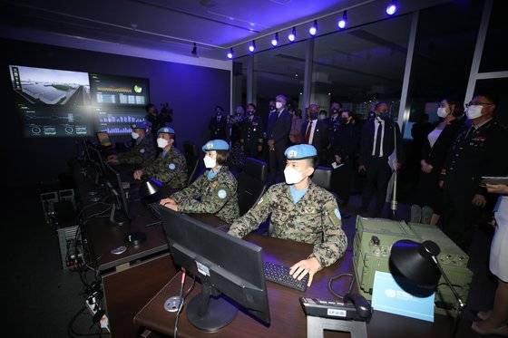 장-피에르 라크루아 유엔 평화활동국(DPO) 사무차장 등 유엔 사무차장 및 관계자들이 7일 오전 서울 동대문디자인플라자(DDP)에서 열린 2021 서울 유엔 평화유지 장관회의 계기 특별전시회 '모두의 평화, 우리의 미래'를 보는 모습. 연합뉴스.