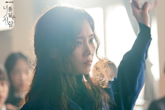 신현빈은 지난 2일 종영한 JTBC '너를 닮은 사람'에서 '미미(미친 미술쌤)'로 불리는 미술교사 구해원을 연기했다. 사진 셀트리온 엔터테인먼트