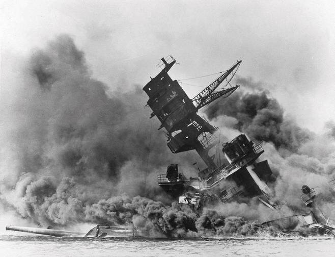 하와이 해군기지에 정박해 있던 미 해군 USS 애리조나 함이 1941년 12월 7일 일본군의 기급공격을 받고 침몰하고 있다. AP=연합뉴스