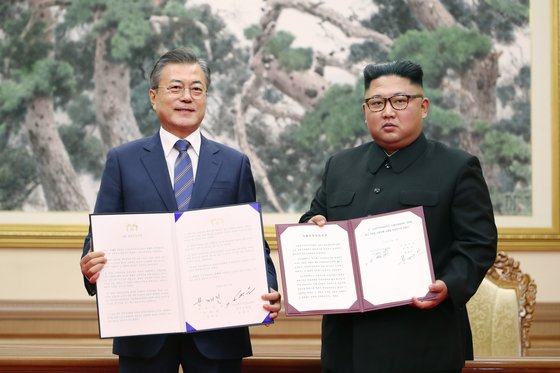 2018년 9월 평양에서 열린 남북정상회담에서 문재인 대통령과 김정은 북한 국무위원장이 평양공동선언문에 서명한 뒤 합의서를 들어보이는 모습. 연합뉴스.