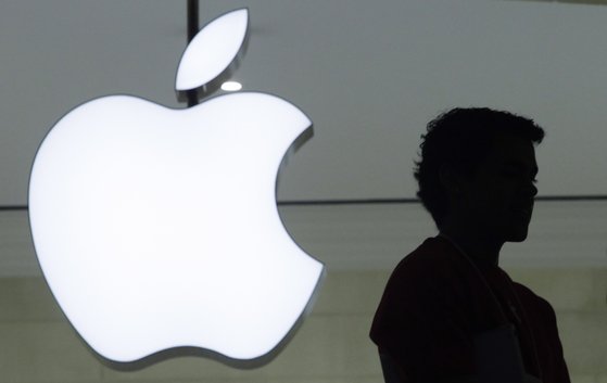 애플이 지난 10월 출시한 신형 아이폰13을 구입한 소비자들이 각종 버그를 신고하고 있다. 사진은 미국 뉴욕주 그랜드센트럴터미널 인근 애플 매장. [AP=연합뉴스]