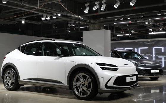 서울 강남구 압구정동 카페캠프통에 마련된 제네시스 GV60 특별전시장에 위치한 제네시스 첫 전용 전기차 GV60. 연합뉴스